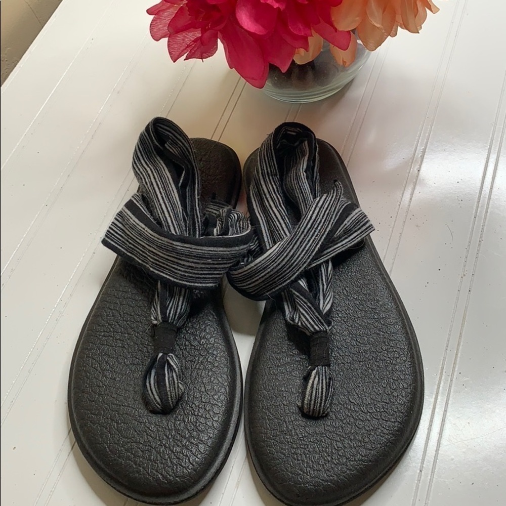Sanuk Black White Striped  Yoga May Sandal -Sz 9. FFT0524C